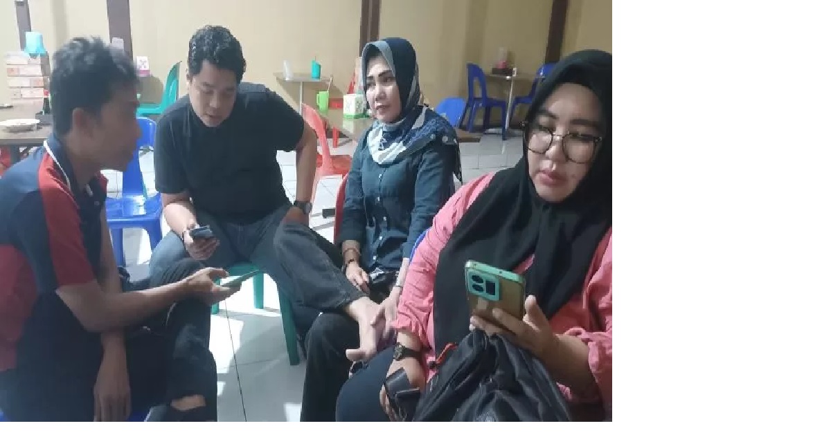 GERAM. Irwansyah (kiri) yang terlihat geram dengan ulah oknum tenaga pendidik di sekolah anaknya menceritakan kronologis intimidasi dan penghinaan, yang menimpa istrinya. OKE/SAPOS