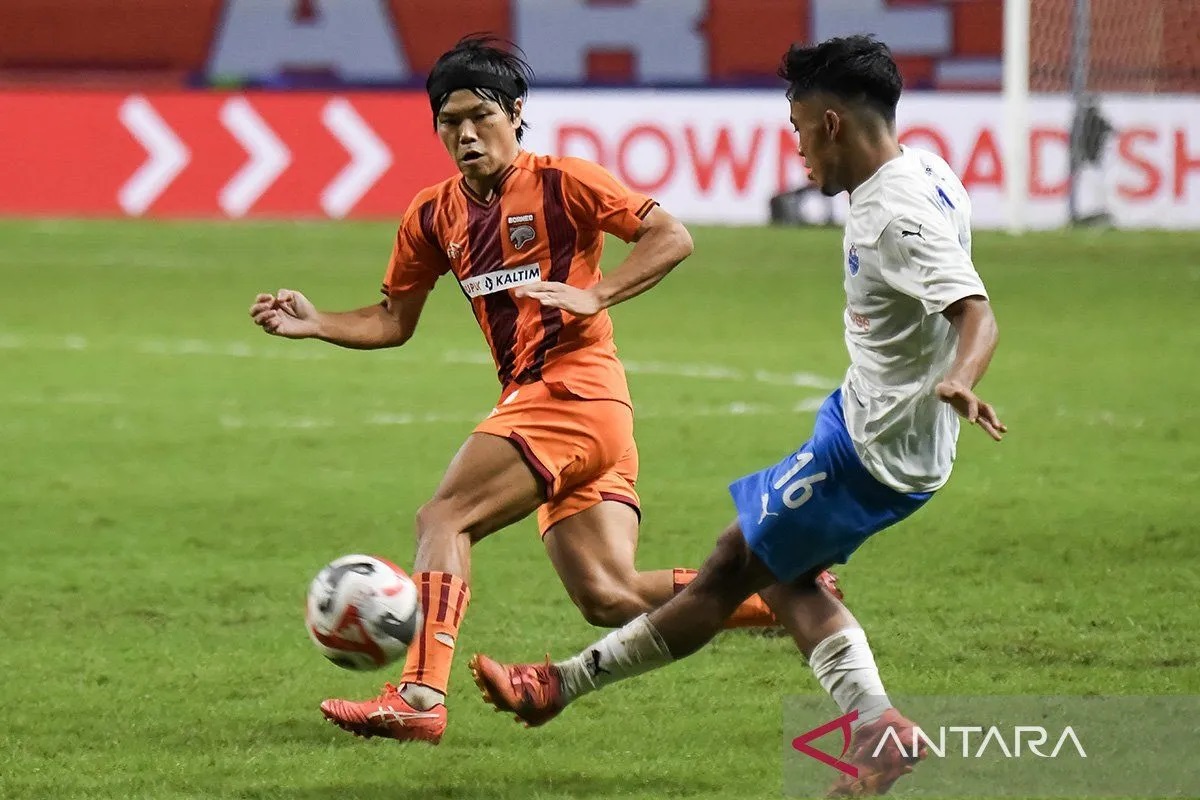 Pesepak bola Borneo FC Samarinda Kei Hirose (kiri) menghadang laju pesepak bola Lion City Sailors asal Singapura Muhammad Hami Syahin Bin Said (kanan).