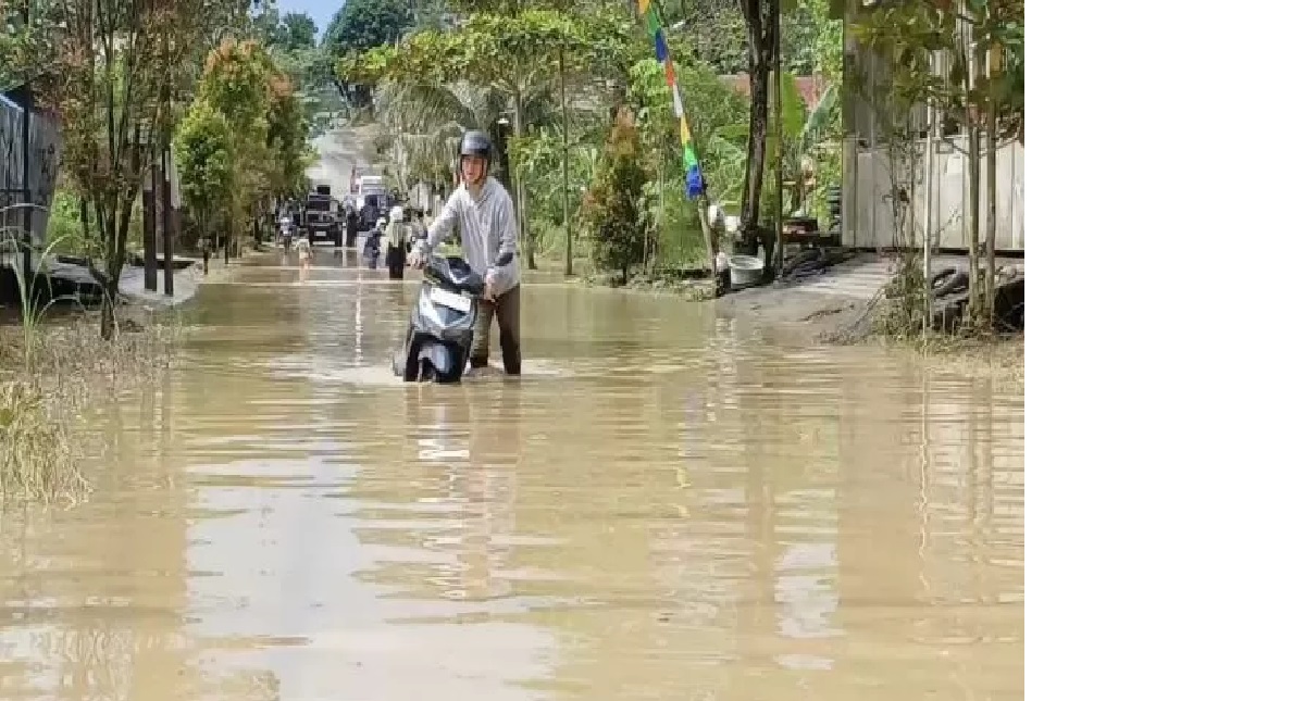 TERENDAM. Sejumlah warga melintasi banjir yang menggenang di Jalan Sukoharjo, Lempake. (kis)