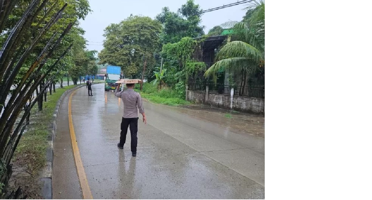 CARI PETUNJUK. Polisi melakukan penyelidikan di TKP tabrak lari, yang menyebabkan seorang pemotor perempuan kritis.IST