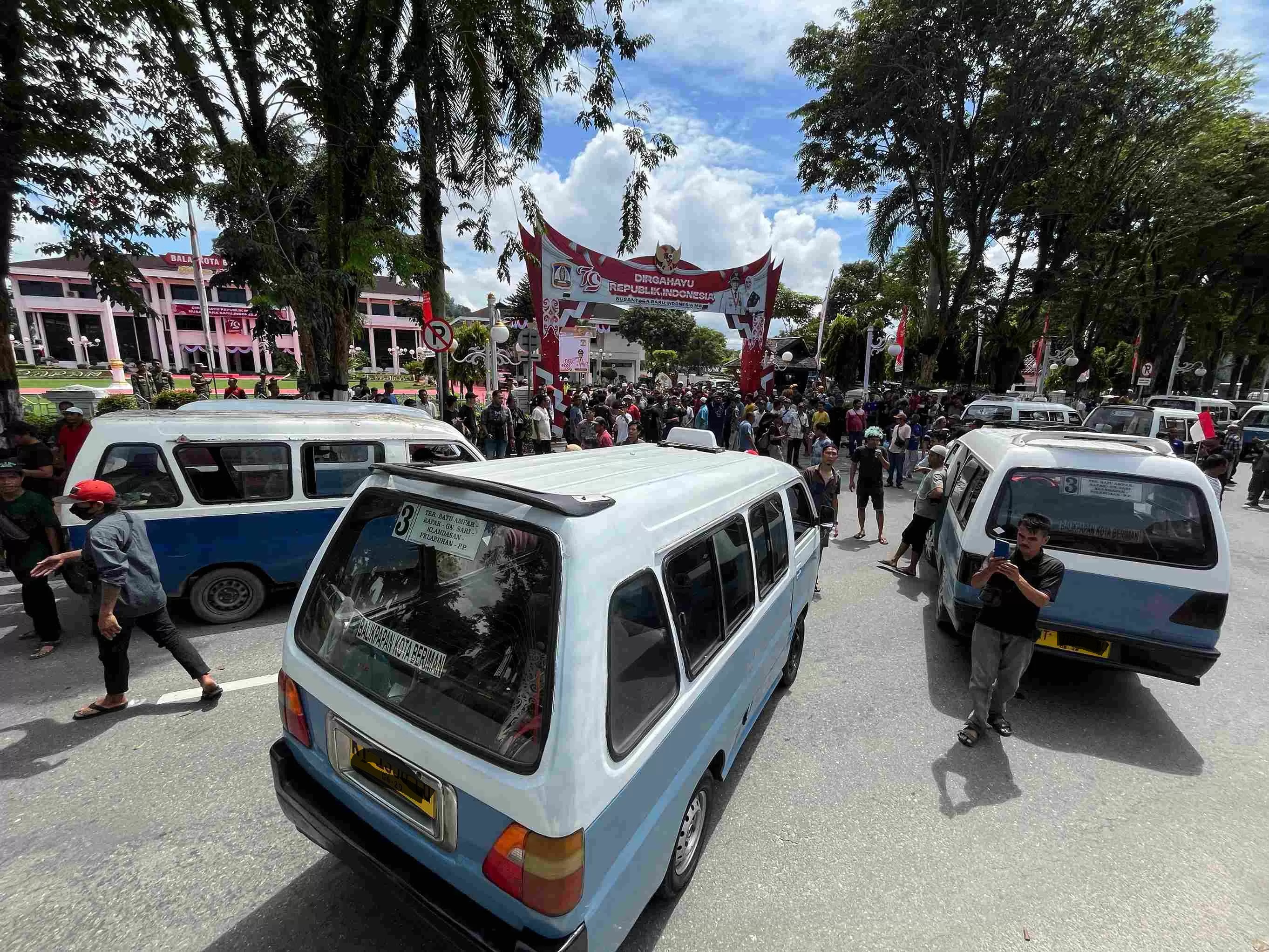 KESAN NEGATIF: Angkot Balikpapan seharusnya disarankan untuk memperbaiki pelayanan. (Ist)