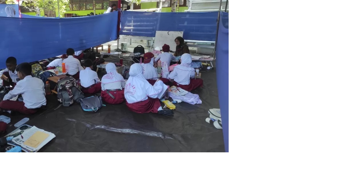 PENGGANTI KELAS: Sebagian siswa-siswi SDN Mawar 7 Banjarmasin belajar di dalam tenda selama bangunan sekolah itu belum diperbaiki. (Foto: WAHYU RAMADHAN/RADAR BANJARMASIN)