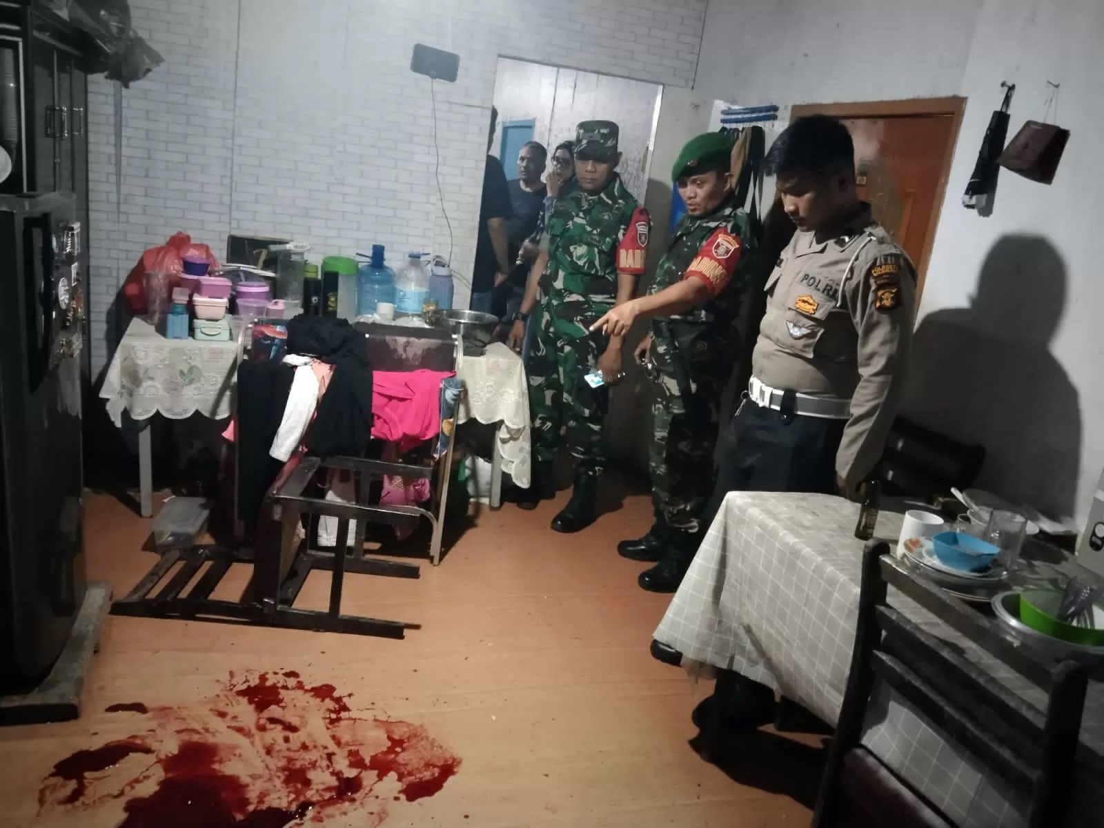 TKP PEMBUNUHAN: Polisi dan Babinsa mendatangi TKP pembunuhan korban Hj RK.