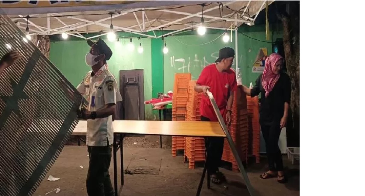 RAZIA. Para pedagang di atas trotoar Jalan KH Ahmad Dahlan, Kelurahan Sungai Pinang Luar, Kecamatan Samarinda Kota, menutup lapaknya saat petugas Satpol PP melakukan penertiban. (kis)
