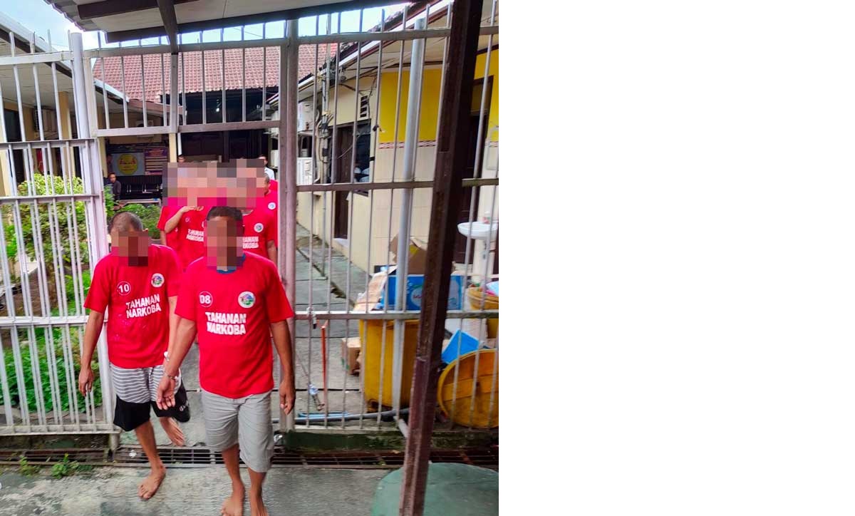 KOTIM DARURAT NARKOBA : Puluhan orang tersangka kasus narkoba digiring ke Mapolres Kotim, beberapa waktu lalu. (Dokumen/Radar Sampit).