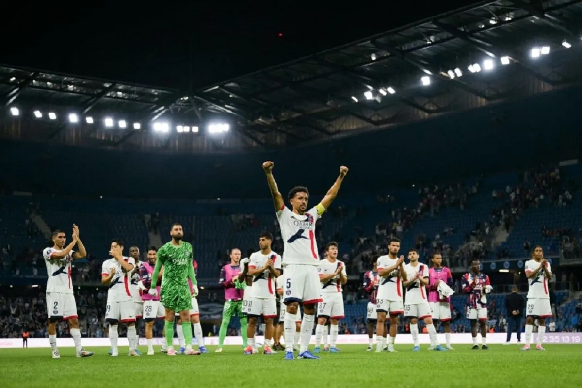 Defender PSG asal Brasil Marquinhos (tengah) selebrasi bersama tim dihadapan fans.
