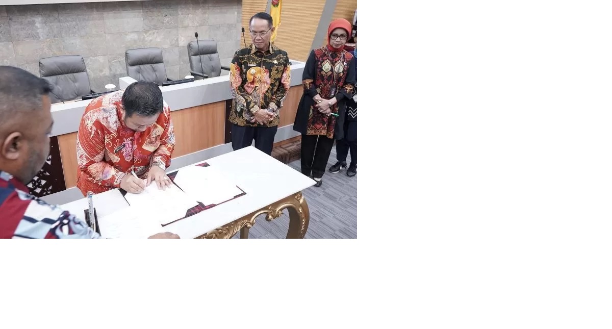 KOMITMEN. Sejumlah perwakilan dari ekonomi kreatif menandatangani komitmen mendukung Samarinda sebagai kota kreatif. (DOK HUMAS)