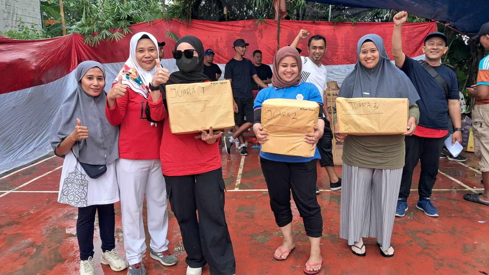 MERIAH: Sejumlah warga yang meraih hadiah dalam lomba rangkaian HUT Kemerdekaan RI di RT 58, Kelurahan Graha Indah, Balikpapan.