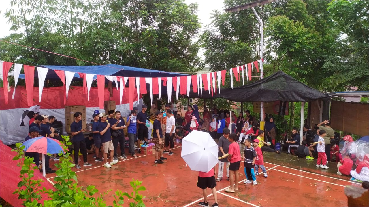 ANTUSIAS: Warga RT 58, Kelurahan Graha Indah, Balikpapan Utara, Kota Balikpapan, antusias mengikuti rangkaian jalan sehat, Minggu (25/8/2024). Tampak suasana pembagian hadiah sempat gerimis.