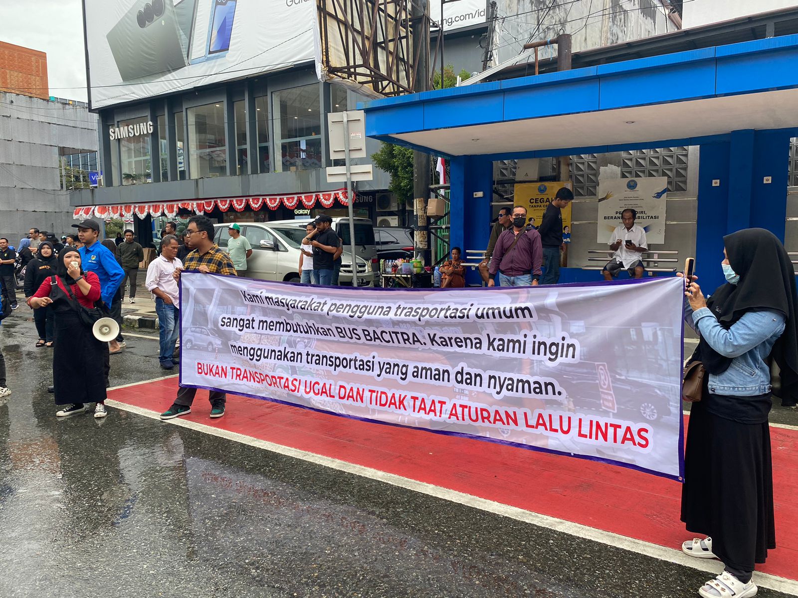 Sejumlah warga menyuarakan dukungan terhadap Balikpapan City Trans di Simpang Balikpapan Plaza, Jalan Jenderal A Yani, Balikpapan, Minggu (25/8/2024) sore.