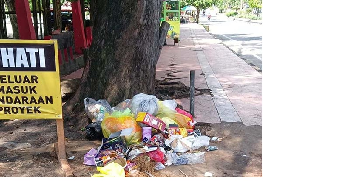 KOTOR: Tumpukan sampah di samping pintu masuk taman Pangkalan Bun Park, belum lama tadi. (ISTIMEWA/RADAR PANGKALAN BUN)