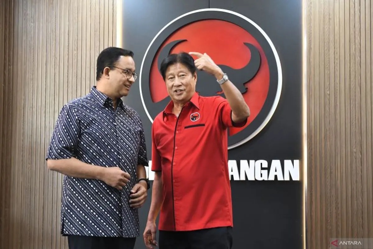 Anies Baswedan (kiri) bersama Ketua DPD PDIP Ady Widjaja (kanan) berbincang usai menggelar pertemuan tertutup di kantor DPD PDIP, di Cakung,Jakarta Timur,Sabtu (24/8/2024). ANTARA FOTO/ Fakhri Hermans