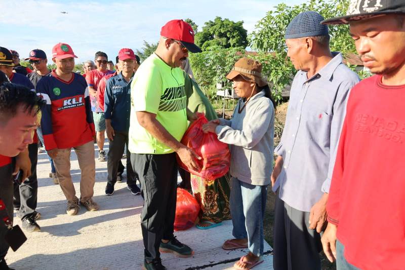 Bupati Kukar Edi Damansyah saat menyalurkan bantuan sosial.