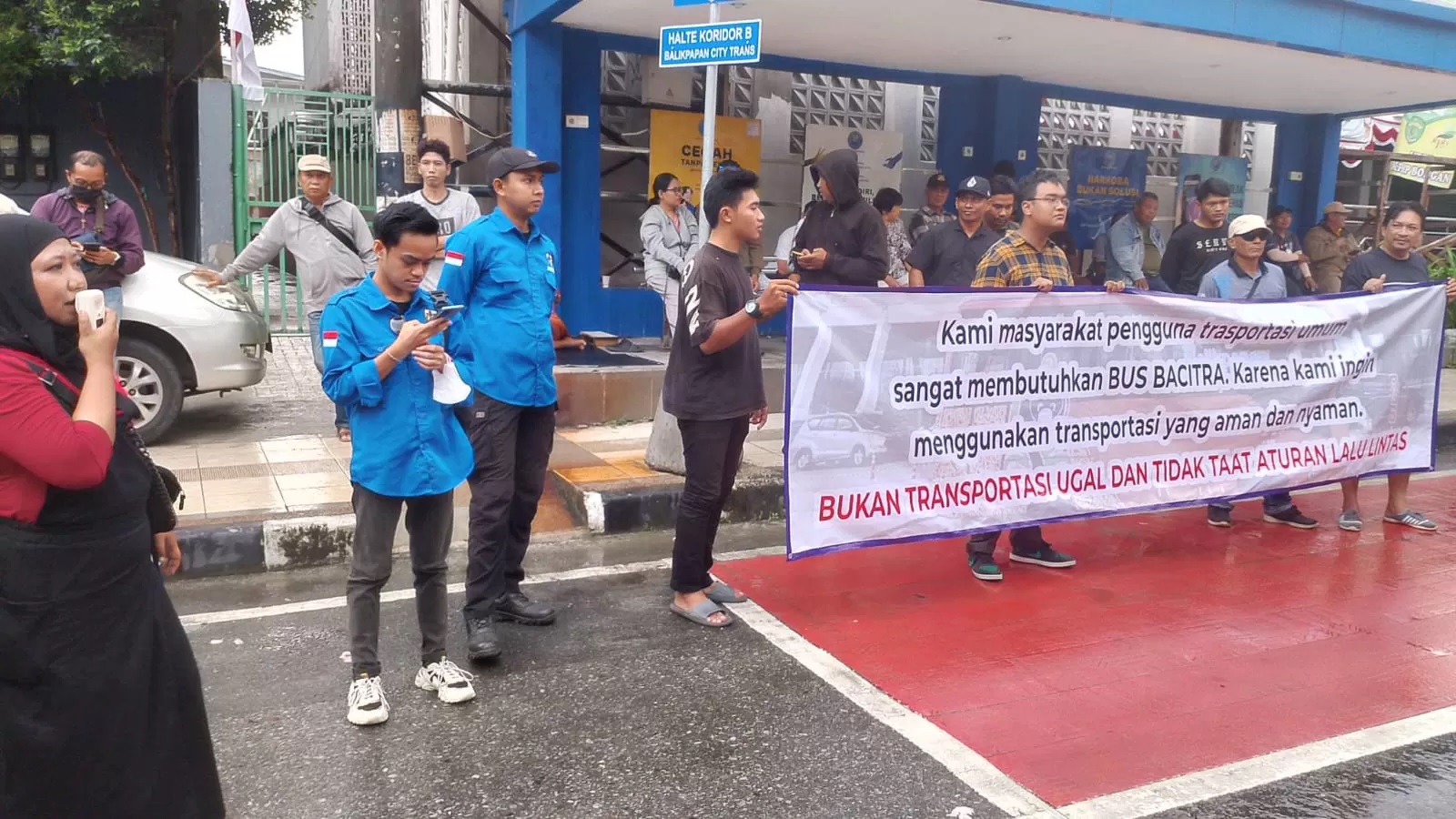 ORASI: Aksi masyarakat Balikpapan yang menyampaikan dukungan agar bus Bacitra dapat beroperasi kembali dan mengurangi kemacetan di kota minyak. (Mirwan Hidayat/Balikpapan Pos)
