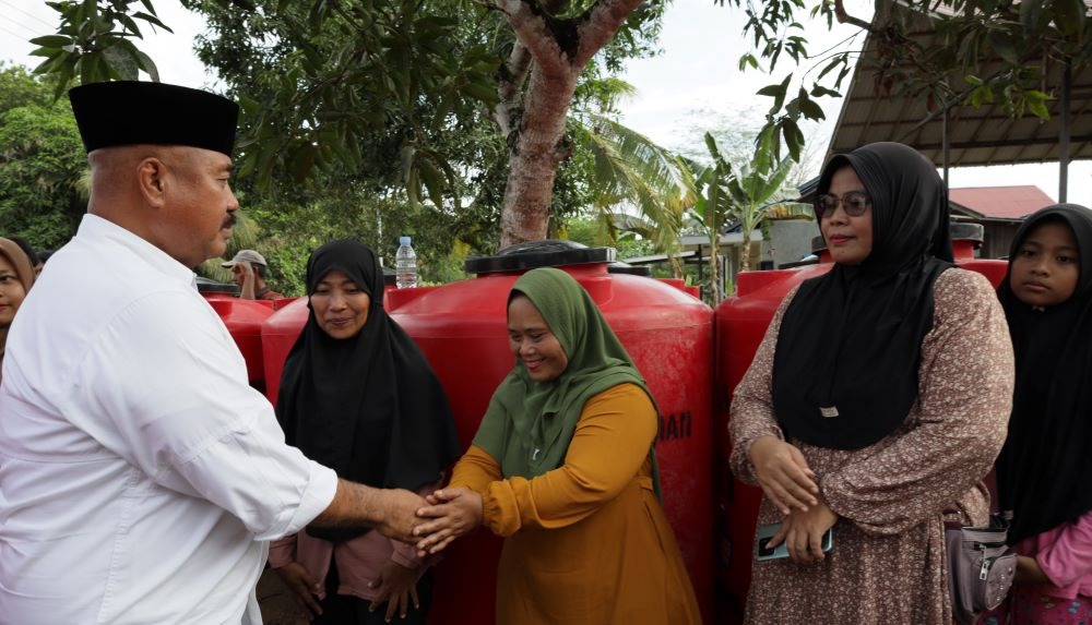 AKSES AIR BERSIH: Bupati Kutai Kartanegara, Edi Damansyah, berinteraksi dengan warga desa saat meninjau implementasi Program Air Bersih Desa di salah satu desa di Kutai Kartanegara. (istimewa)