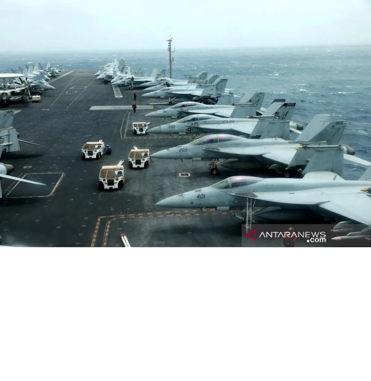 Jet-jet tempur F/A-18F disiagakan di atas kapal induk milik Amerika Serikat, USS Abraham Lincoln, di Teluk Oman dekat Selat Hormuz pada 15/7/2019. ANTARA/REUTERS/Ahmed Jadallah/aa