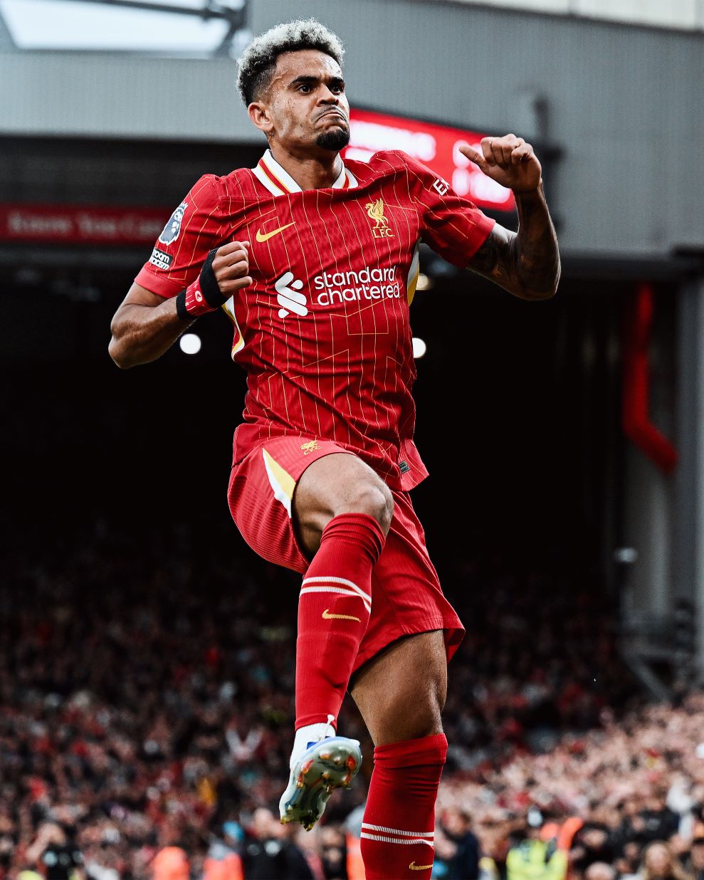 Luis Diaz usai mencetak gol ke gawang Brenfort.