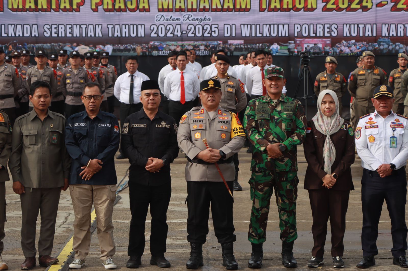Pemkab Kukar saat menghadiri apel pasukan Operasi Mantap Praja Mahakam (Istimewa)