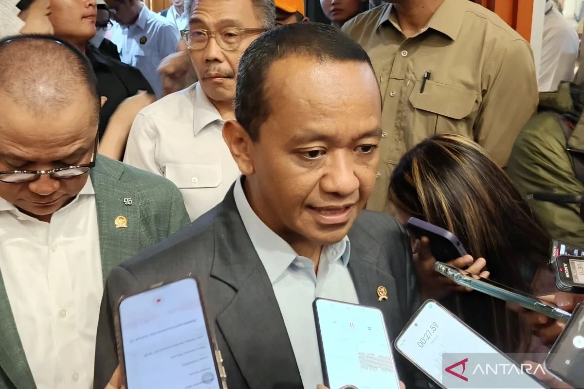 Menteri ESDM Bahlil Lahadalia usai rapat kerja dengan Komisi VII DPR RI di Jakarta, Senin (26/8/2024). (ANTARA/Muzdaffar Fauzan)