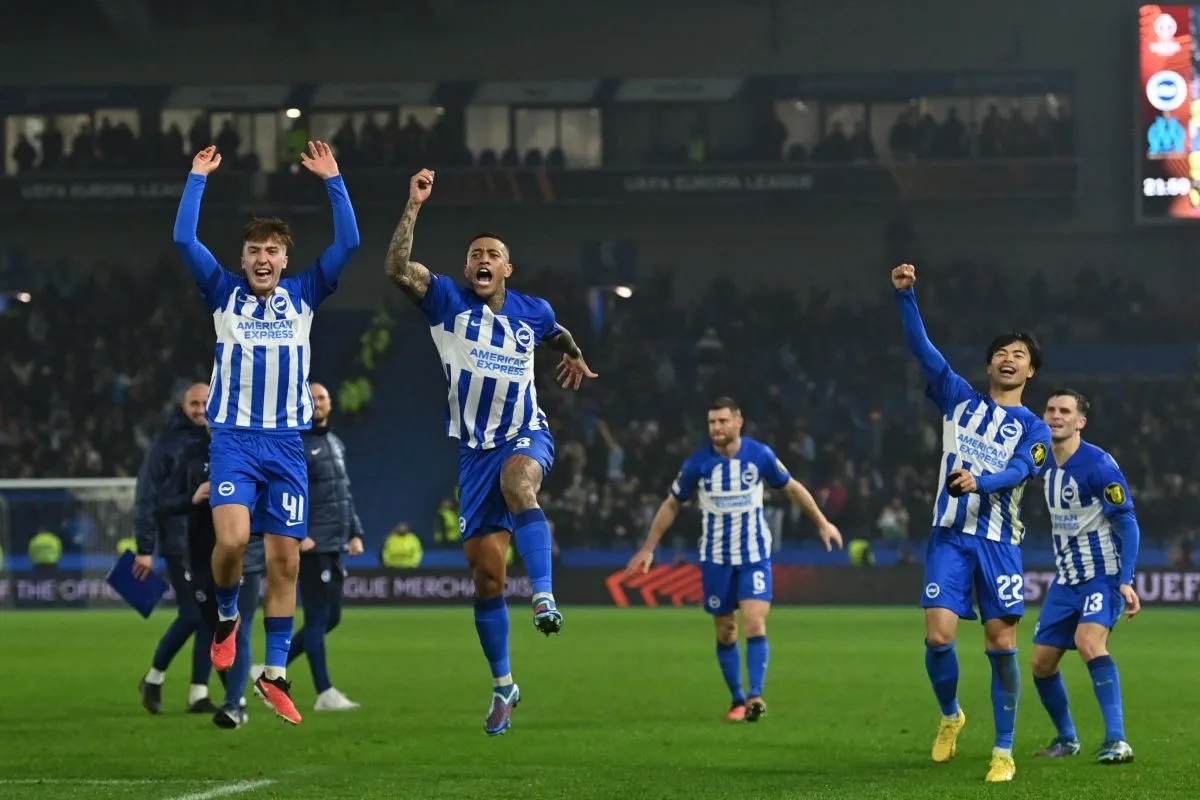 Para pemain Brighton melakukan selebrasi