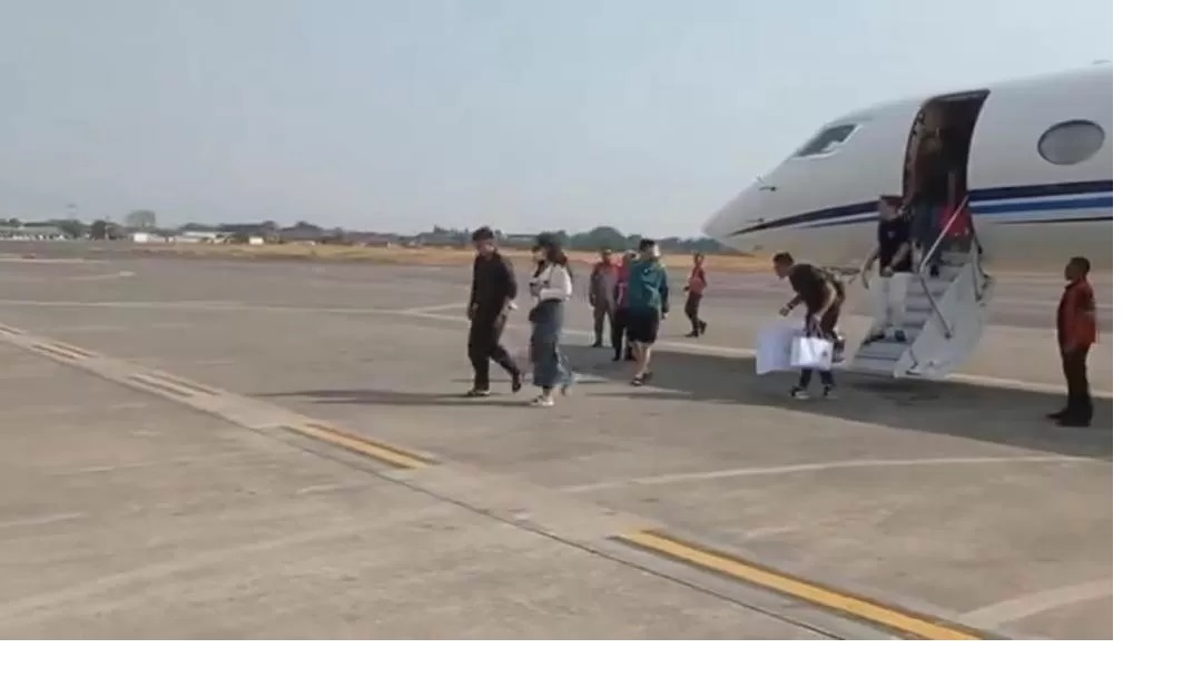 Potongan video diduga Kaesang dan Erina turun dari jet pribadi viral di media sosial. (Platform X)