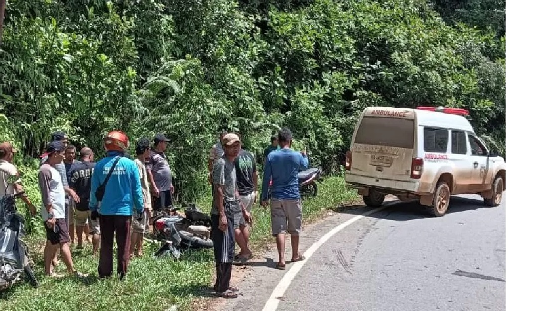LAKA LANTAS : Warga mengevakuasi pengendara sepeda motor yang terlibat kecelakaan di Jalan Trans Kalimantan, Minggu (25/8).