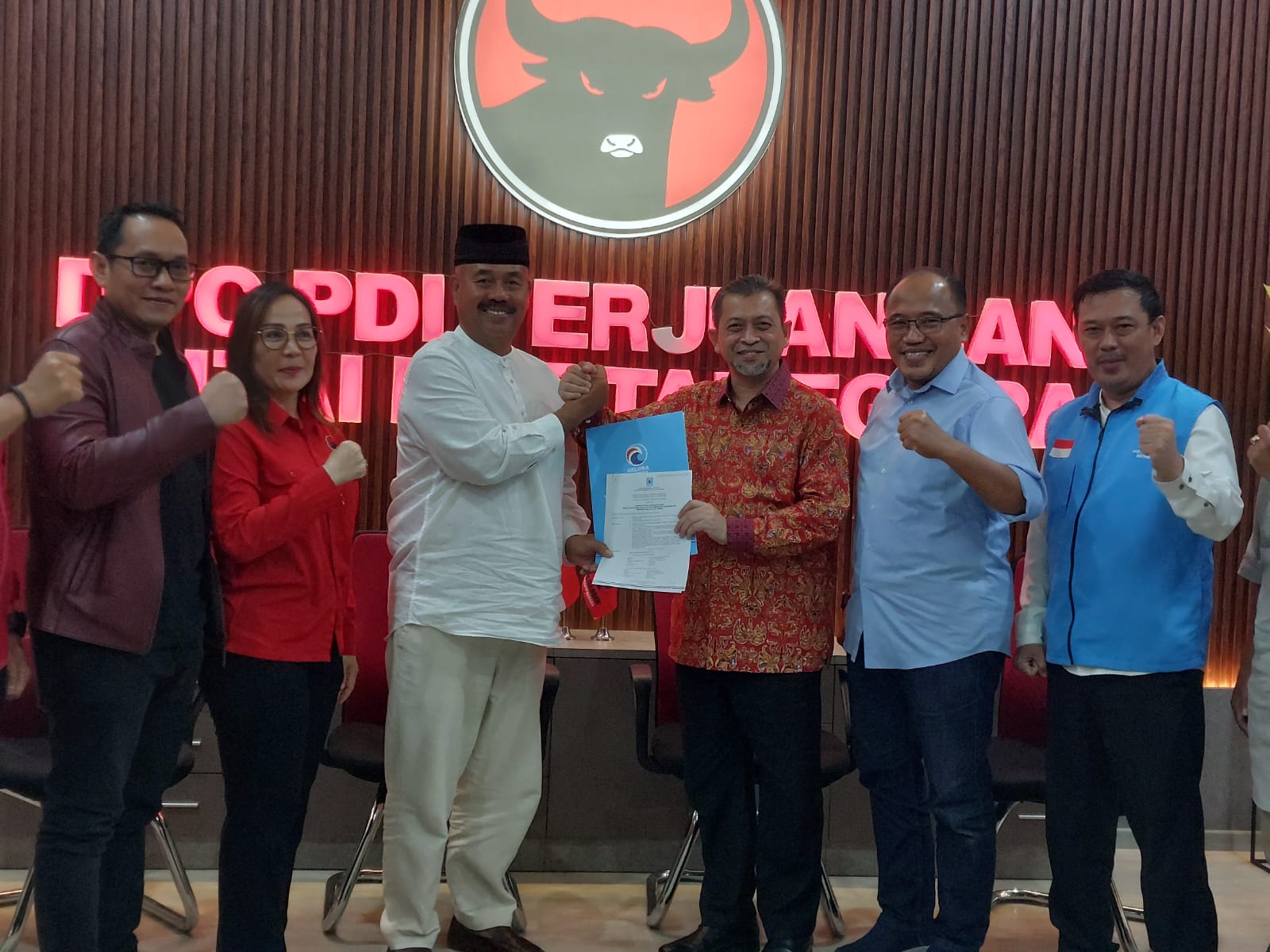 Ketua DPW Partai Gelora Kaltim Hadi Mulyadi menyerahkan formular dukungan B1-KWK kepada Ketua DPC PDI Perjuangan Kukar Edi Damansyah (Elmo/Prokal.co)