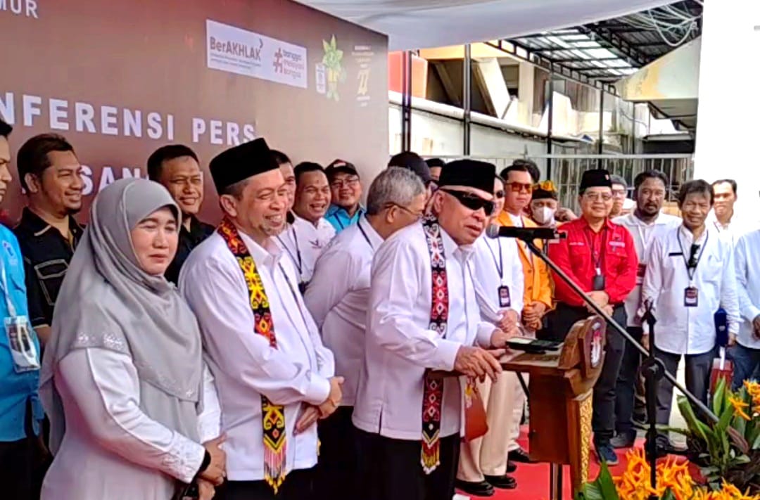 Pasangan Isran-Hadi saat di KPU Kaltim. (M YAMIN)