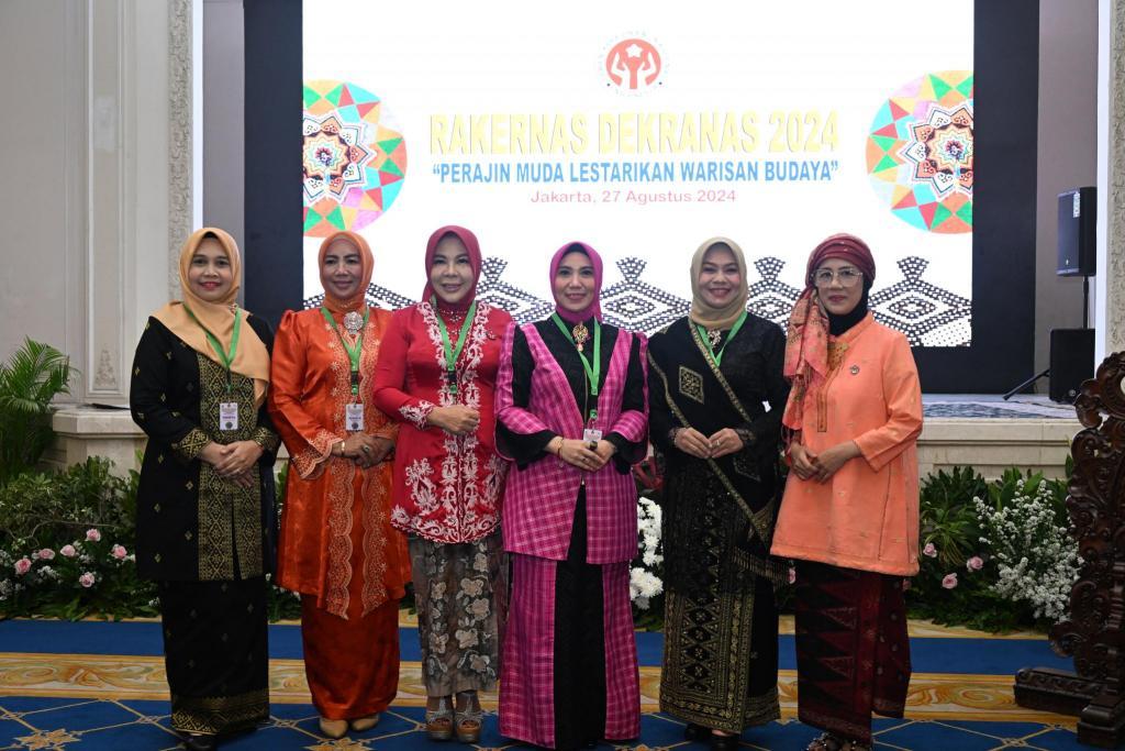 ABADIKAN MOMEN : Ketua Dekranasda Provinsi Kaltara, Hj Rahmawati Zainal, SH berfoto bersama pada Rakernas 2024 dan Pameran Kriyanusa Dekranas di Auditorium Sekretariat Wakil Presiden RI.