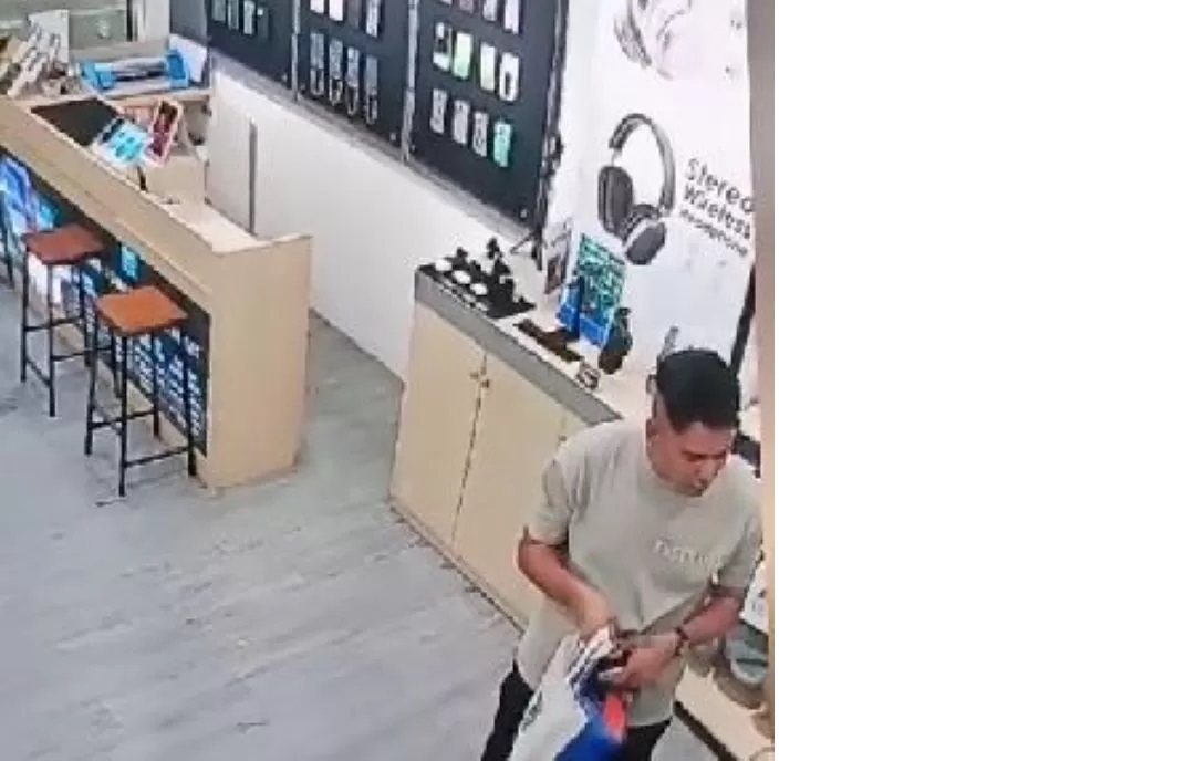 RAIB. Ponsel milik Indriyana tiba-tiba lenyap usai melayani seorang pembeli yang mengaku WNA India.