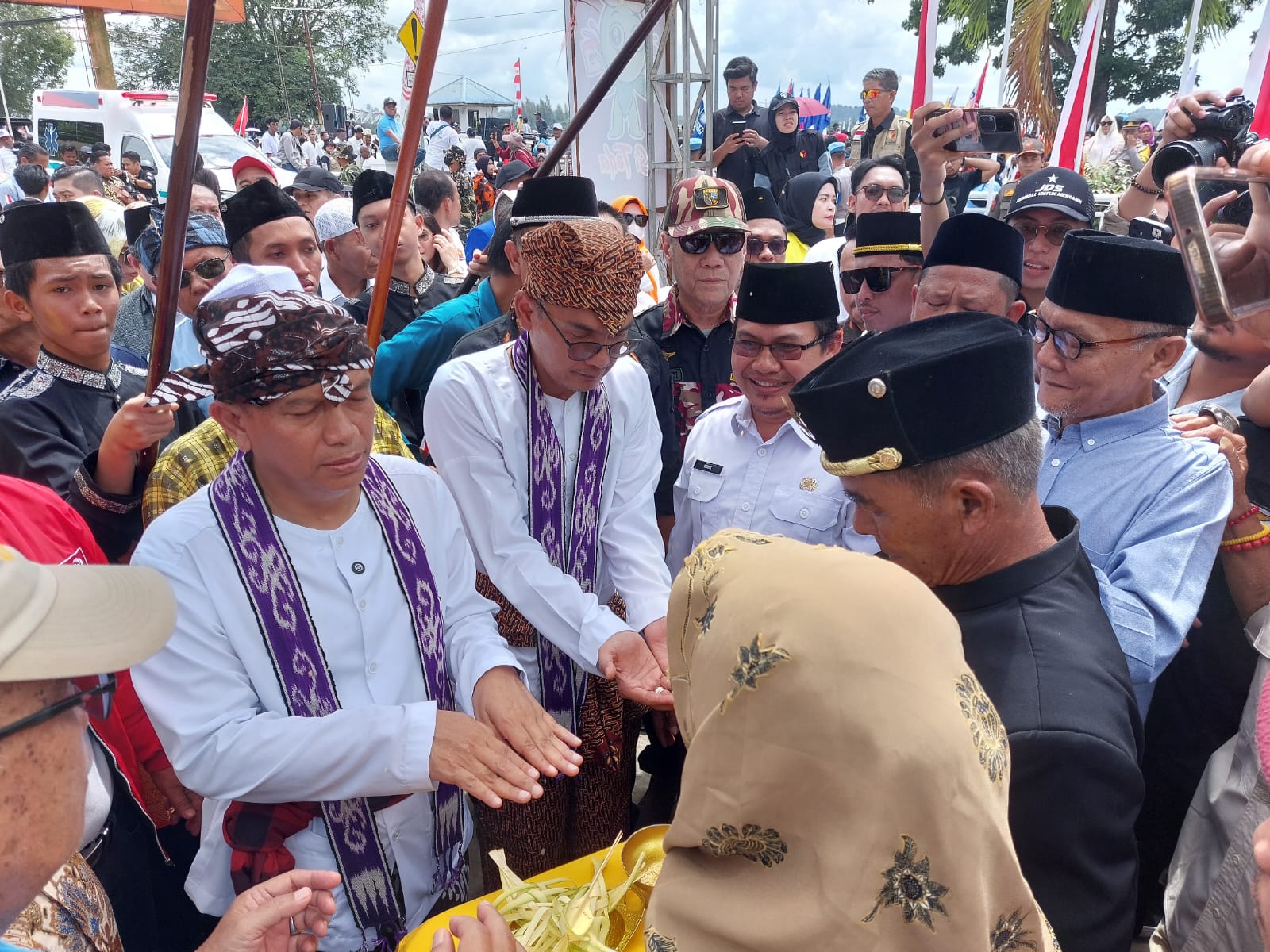 Kedatangan Dendi Suryadi dan Alif Turiadi ke KPU Kukar untuk mendaftar sebagai Bapaslon Bupati-Wabup (Elmo/Prokal.co)