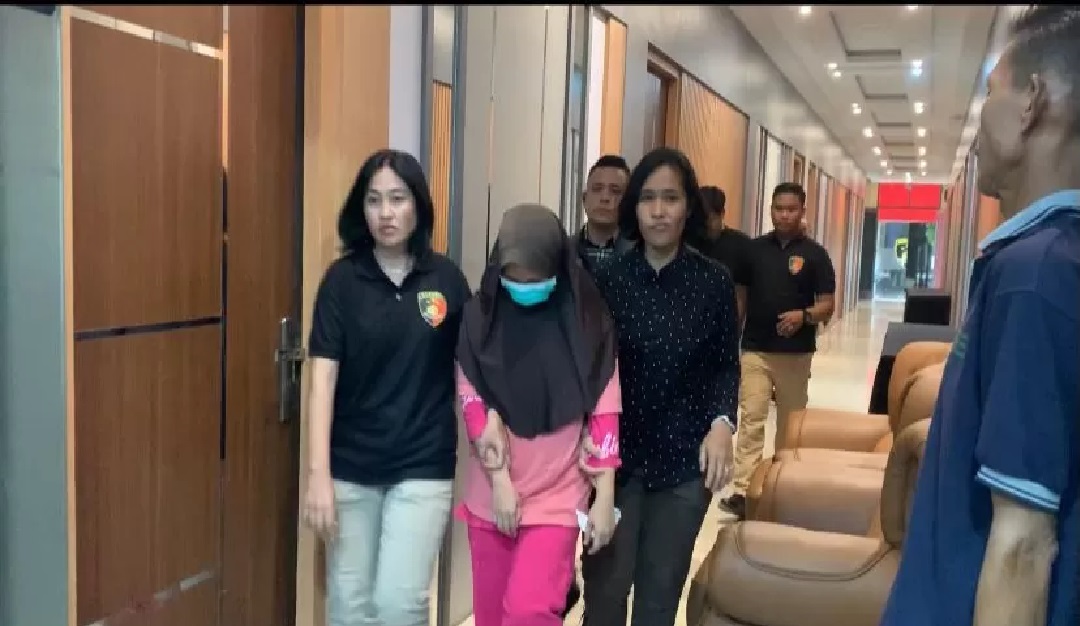 TERSANGKA: IF pelaku pembunuhan Ahmad Nizam Alfahri tampak lesu dan tak berdaya ketika dihadirkan saat konferensi pers yang digelar Polda Kalimantan Barat, Selasa (27/8).(ADONG EKO/PONTIANAKPOST)