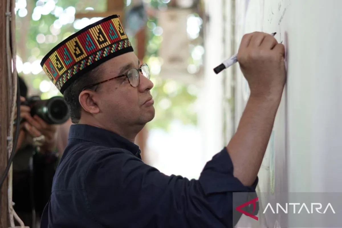 Anies Baswedan saat menuliskan pesan ke dinding Sekretariat Aceh Bergerak, di Banda Aceh, Sabtu (4/5/2024). (ANTARA/HO)