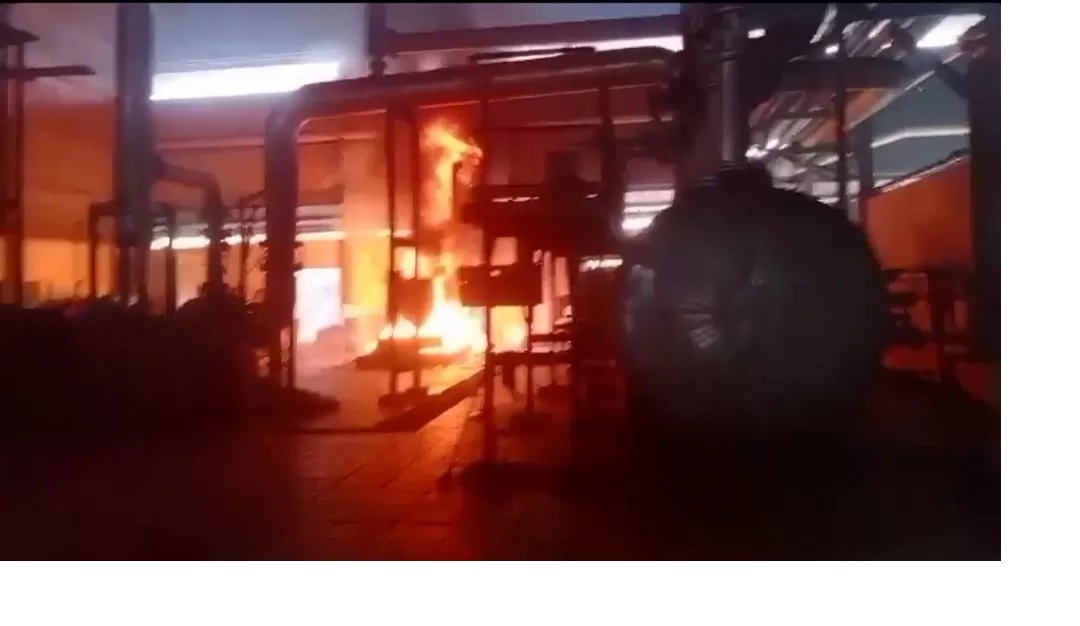 Api menyala di dalam pabrik kelapa sawit PT PT Wana Hijau Semesta (WHS), Desa Sebunga, Kabupaten Sambas, Kalimantan Barat pada Rabu (28/8). (ISTIMEWA)