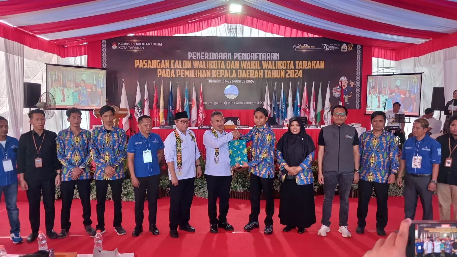 Pasangan calon wali kota dan wakil wali kota Tarakan, dr. Khairul, M.Kes, - Ibnu Saud diantar ribuan relawan ke Kantor KPU Tarakan, Rabu (28/8).