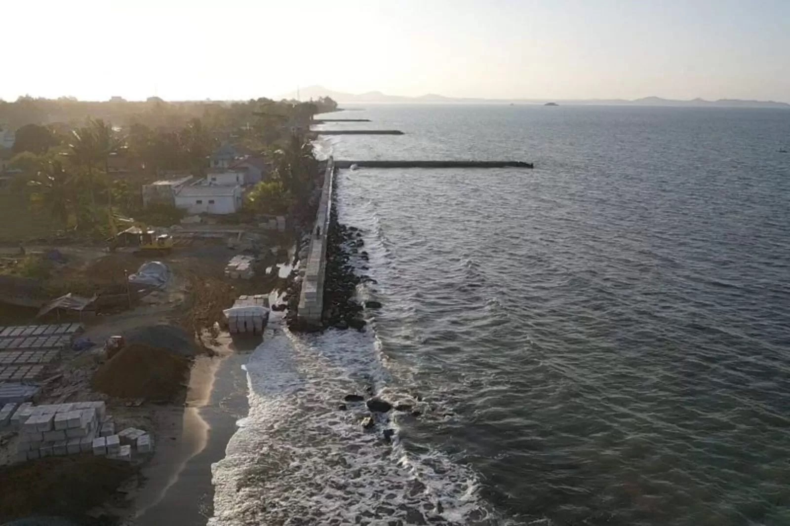 TANGKAL ABRASI:Dinas PUPR Tanbu membangun pengaman pantai di Pantai Pagatan, Kabupaten Tanah Bumbu (Tanbu).(Foto: Dinas PUPR Tanbu untuk Radar Banjarmasin)