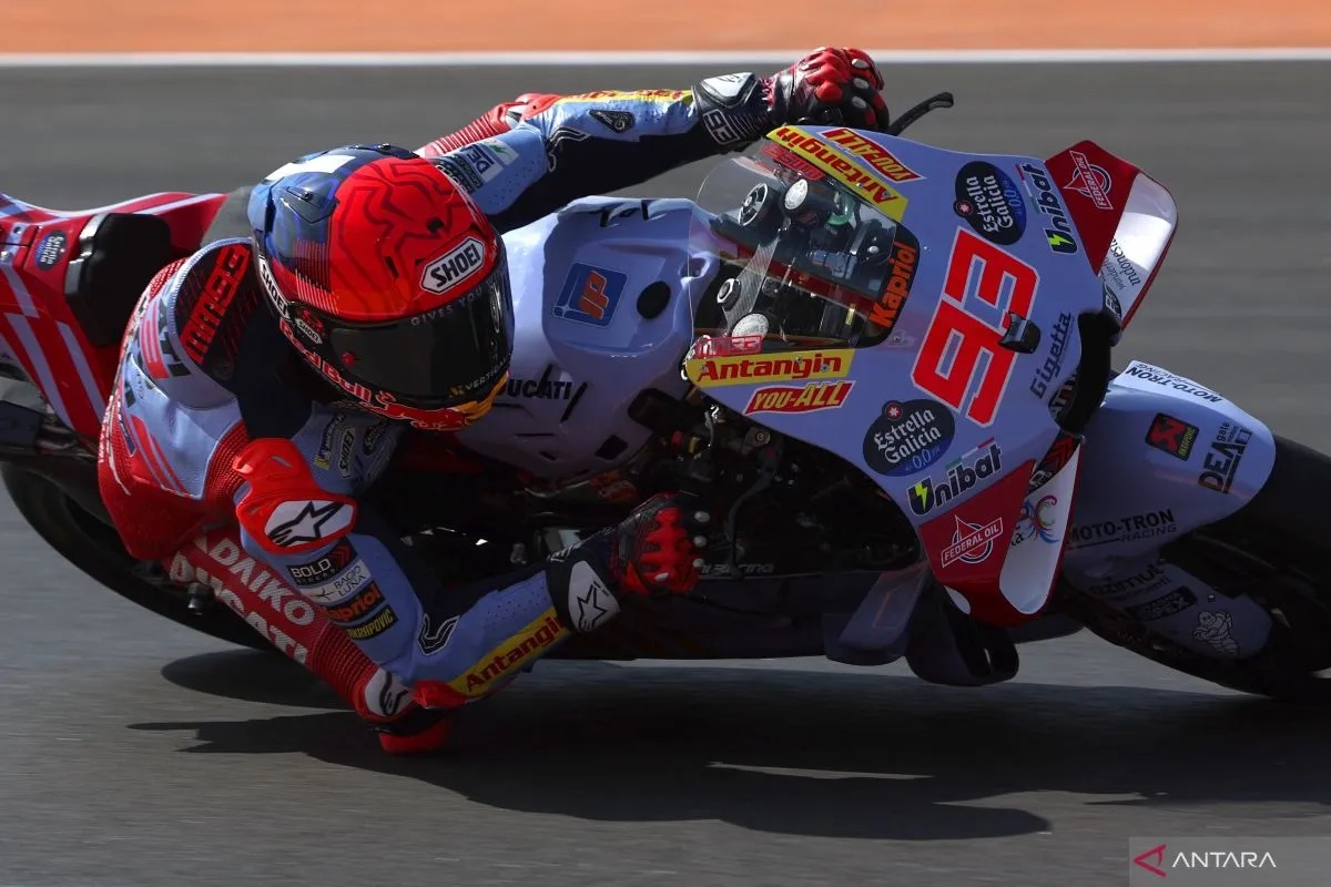 Pembalap Ducati Spanyol Marc Marquez melakukan tikungan pada sesi latihan bebas pertama MotoGP Moto Grand Prix Aragon di sirkuit Motorland di Alcaniz pada Jumat (30/8/2024). (ANTARA/AFP/Pierre-Philipp