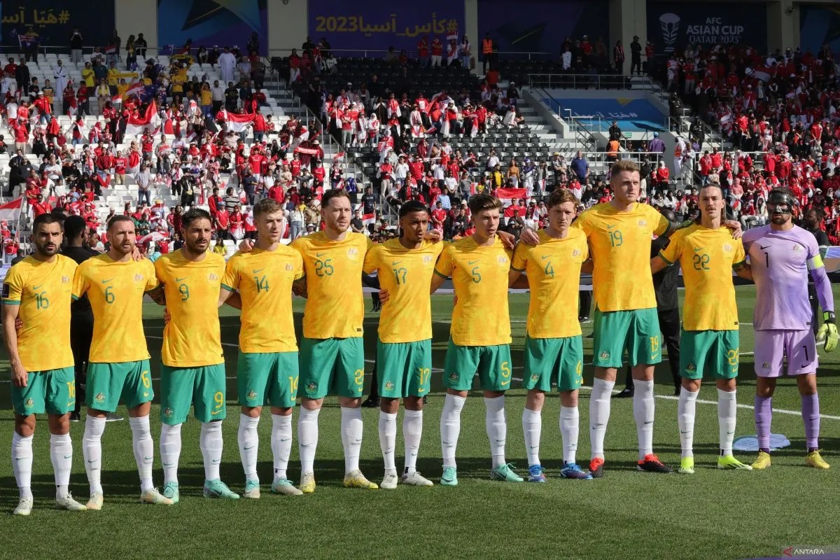 Para pemain Australia berdiri untuk lagu kebangsaan mereka sebelum dimulainya pertandingan sepak bola Piala Asia AFC Qatar 2023 antara Australia dan Indonesia di Stadion Jassim bin Hamad di Doha.