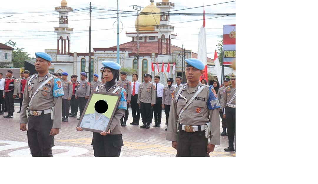 Polres Kotawaringin Barat (Kobar) menggelar upacara Pemberhentian Tidak Dengan Hormat (PTDH) terhadap anggotanya yang berinisial Bripka JDW pada Jumat (30/8/2024) pagi.
