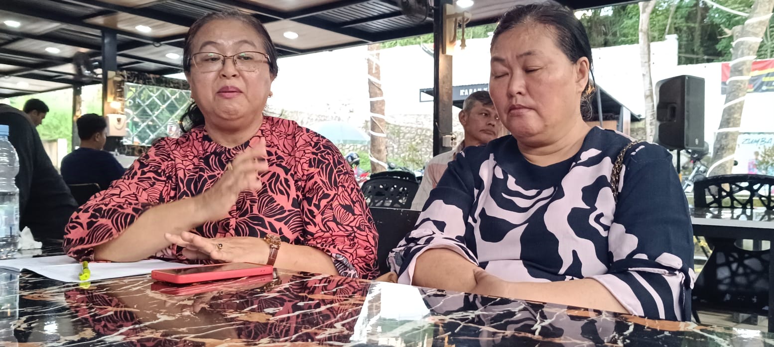 Duduk paling kiri, Indiarti