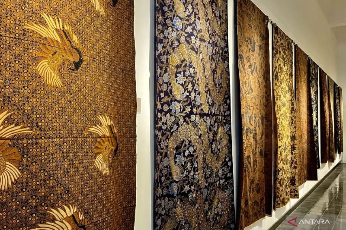 Ragam batik yang dipamerkan dalam Pameran Batik bertajuk &ldquo;Kukila Khatulistiwa&rdquo; di Antara Heritage Center, Jakarta, Sabtu. (ANTARA/ Putri Hanifa)