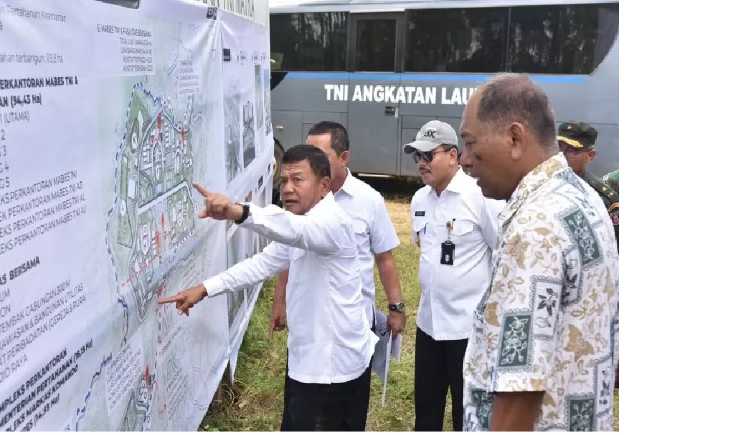 TINJAU LOKASI :&nbsp;Wamenhan Muhammad Herindra melakukan inspeksi ke lokasi pembangunan kantor Kemenhan dan Markas Besar TNI serta Angkatan telah sesuai dengan Master Plan.