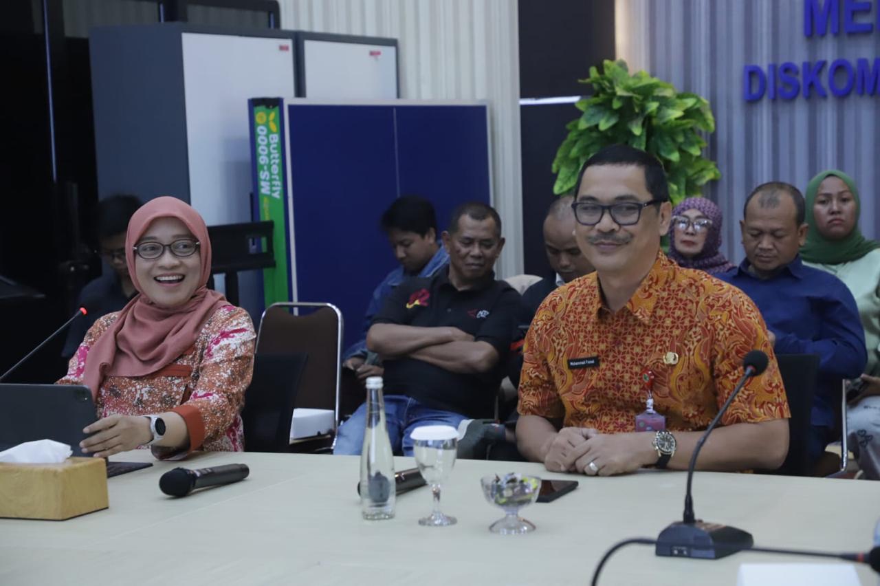 Sri Wahyuni (kiri) dan Kadiskominfo Kaltim M Faisal (kanan).