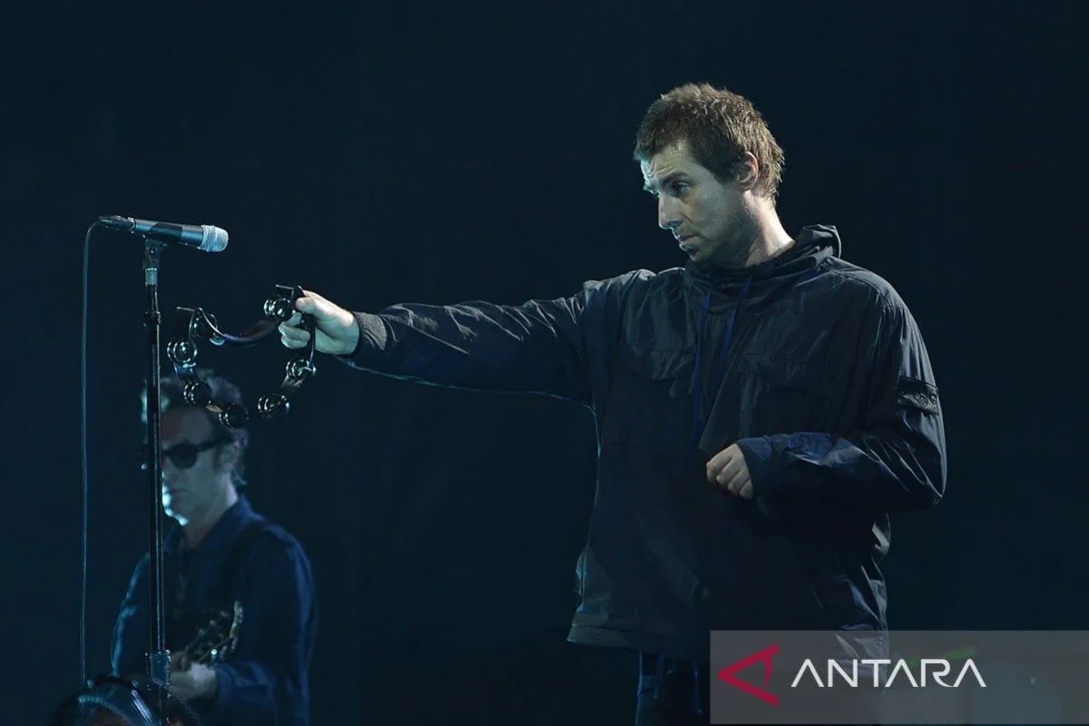 Penampilan Liam Gallagher dalam konser bertajuk Liam Gallagher of OASIS World Tour 2018 di Ecovention Hall Ancol, Jakarta, Minggu (14/1/2018). ANTARA FOTO/Wahyu Putro A/foc/aa.