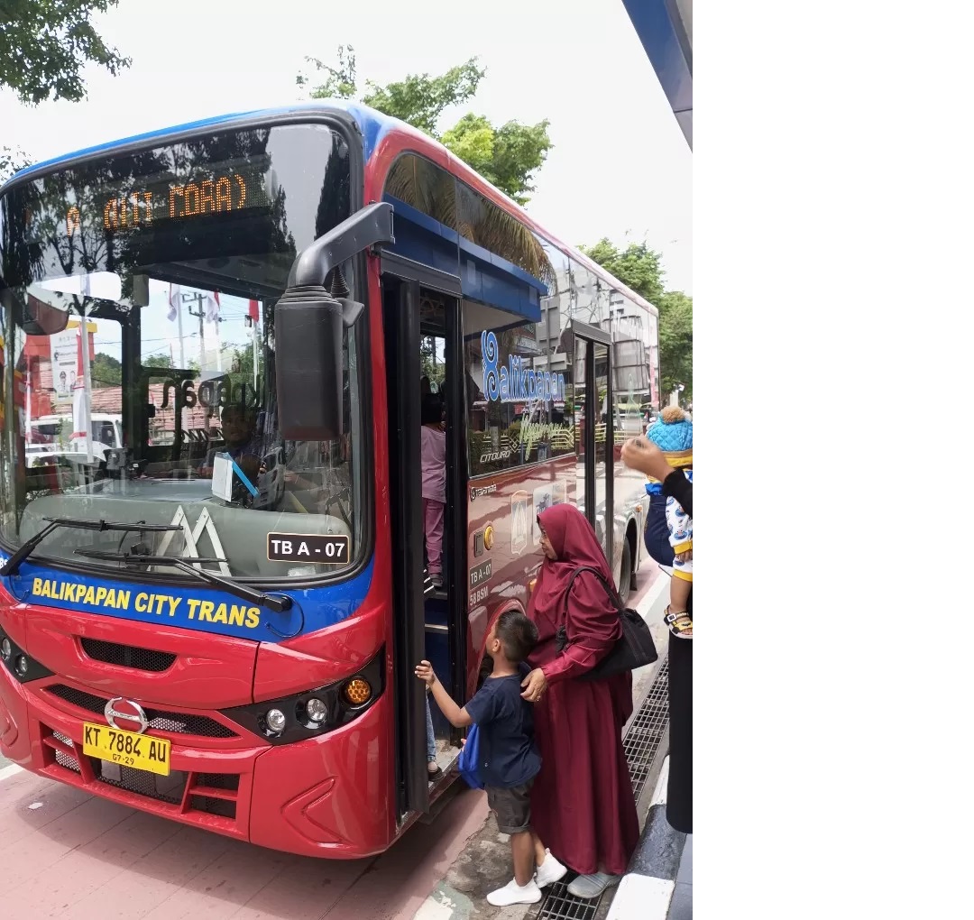 BEROPERASI KEMBALI: Bus Bacitra kembali melayani penumpang dari halte depan Kantor Pos Balikpapan di jalan Jenderal Sudirman menuju halte Bandara Sepinggan. (Roshan/Balikpapan Pos)