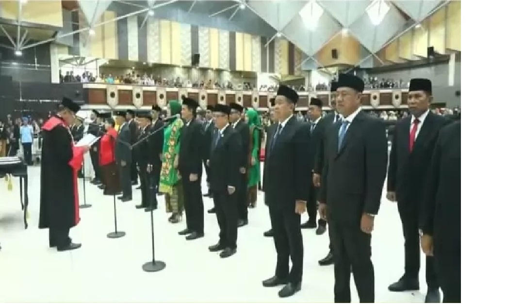 55 anggota dewan yang dilantik, 31 di antaranya adalah wajah baru, sementara 24 lainnya merupakan anggota lama. (Youtube/DPRD Kaltim Official)