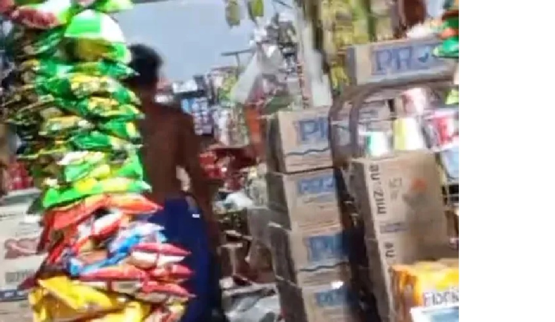 MERESAHKAN: Salah satu potongan rekaman video yang menunjukkan ODGJ di Kapuas saat memasuki sebuah warung milik warga.