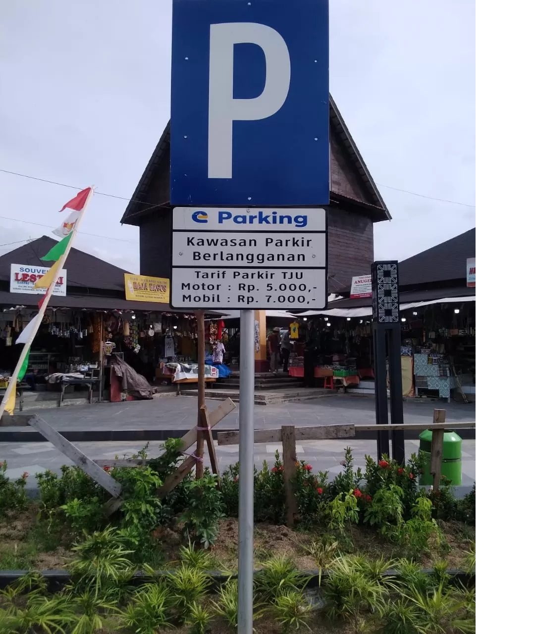 TUNGGU PENYESUAIAN: Plang tanda keterangan tarif parkir terbaru telah terpasang di kawasan Citra Niaga, Minggu (1/9). (FOTO: IST)