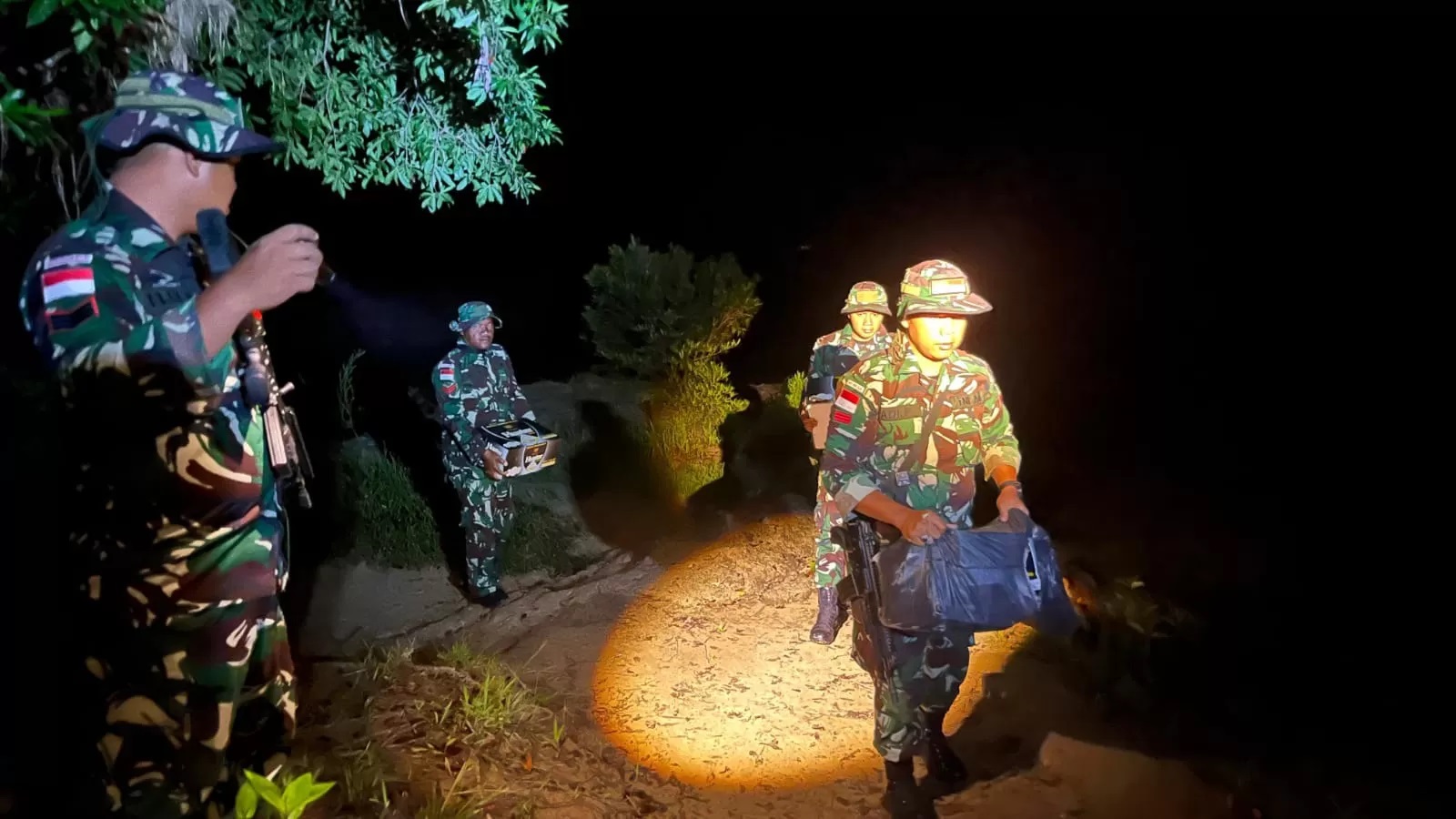 AMANKAN BARANG ILEGAL: Setidaknya ada miras dan kosmetik ilegal asal Malaysia diamankan Satgas Pamtas Yonarmed 11 Kostrad.