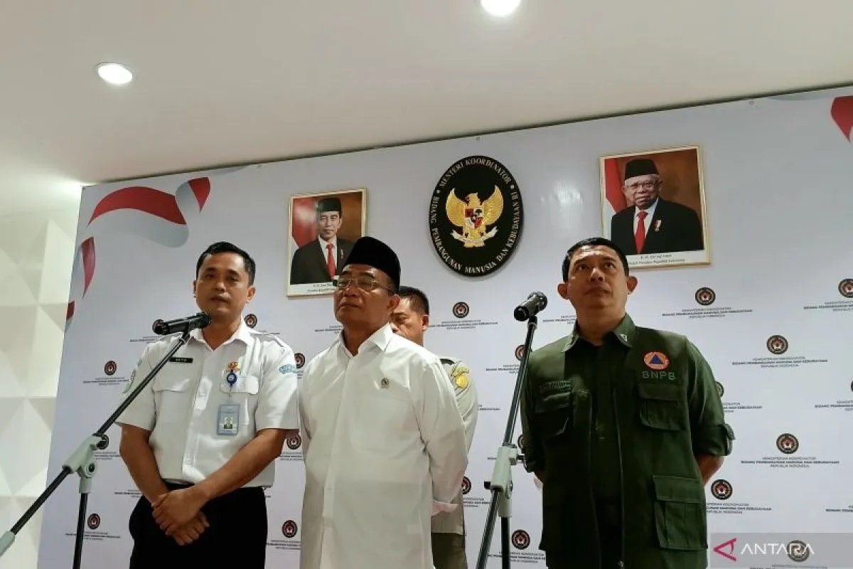 Dari kanan ke kiri, Kepala BNPB Letjen TNI Suharyanto, Menko PMK Muhadjir Effendy, Deputi Modifikasi Cuaca BMKG Tri Handoko Seto dalam konferensi pers terkait operasi modifikasi cuaca di IKN.